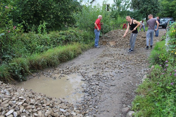 На Тячівщині люди самотужки відремонтували дві комунальні вулиці – 07
