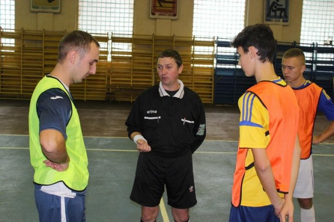 Патрульні поліцейські зійшлись у футбольному двобої із журналістами та громадськими активістами – 04