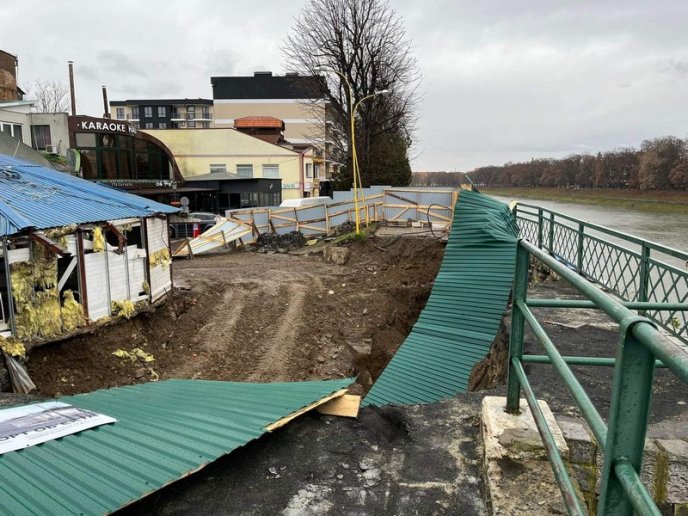 Сильний вітер накоїв лиха у центрі Ужгорода – 03 Сильний вітер накоїв лиха у центрі Ужгорода – 03