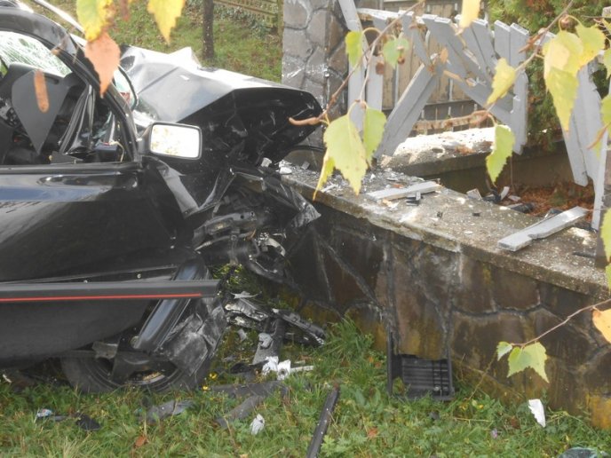 Страшна ДТП біля Мукачева: Volkswagen Golf‎ врізався в огорожу, одна людина загинула, двоє доставлені у ЦРЛ (ФОТО) – 03