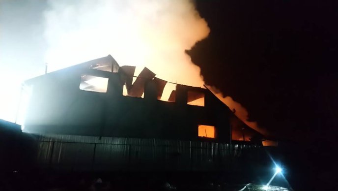 На Закарпатті згорів двоповерховий меблевий магазин, – соцмережі – 02 На Закарпатті згорів двоповерховий меблевий магазин, – соцмережі – 02