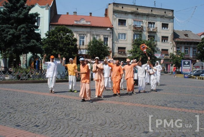 У центрі Мукачева виступають кришнаїти – 05