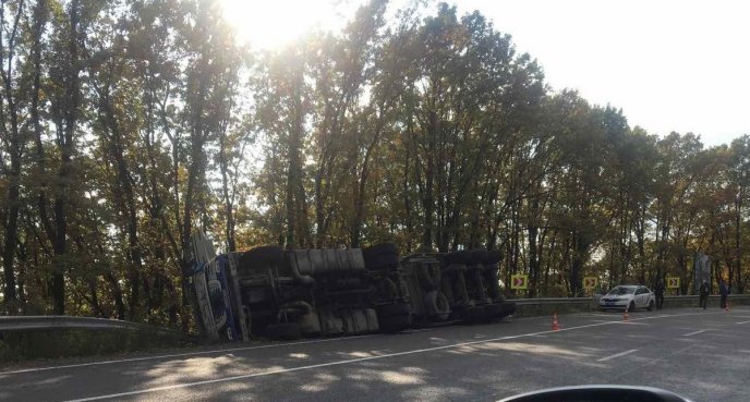 На Закарпатті перекинулась вантажівка – 01