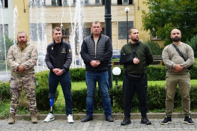 У чоловіка залишилися дружина і троє синів: в обласному центрі поховали захисника – 04