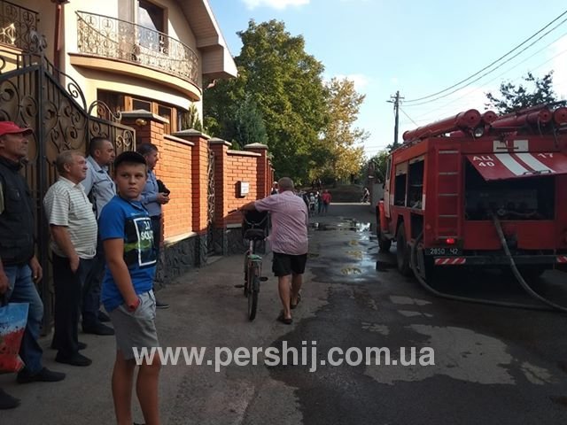 У мікрорайоні Росвигово в Мукачеві горить будинок – 04