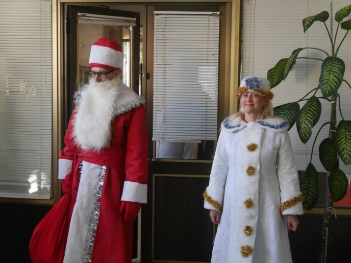 До маленьких пацієнтів Ужгородської міської дитячої лікарні завітали Дід Мороз зі Снігуронькою  – 04