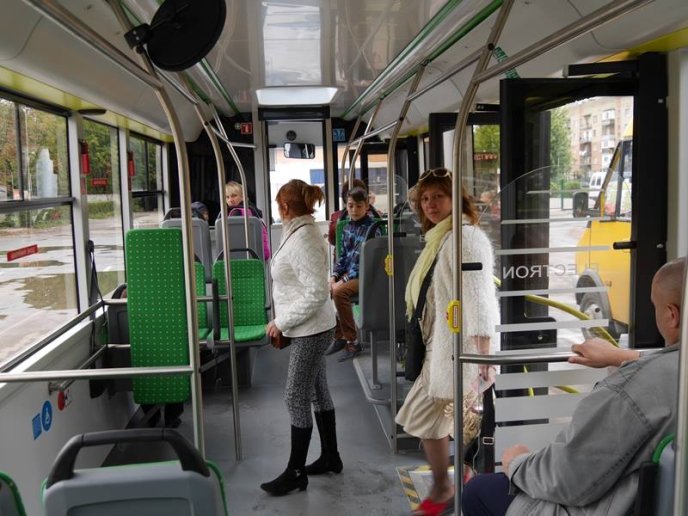 В Ужгороді новий автобус не зміг проїхати під залізничним мостом – 02