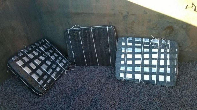 Вигадливі контрабандисти винайшли новий спосіб переправити цигарки – 03 Вигадливі контрабандисти винайшли новий спосіб переправити цигарки – 03