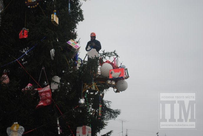 У Мукачеві повним ходом прикрашають ялинку (ФОТО) – 02