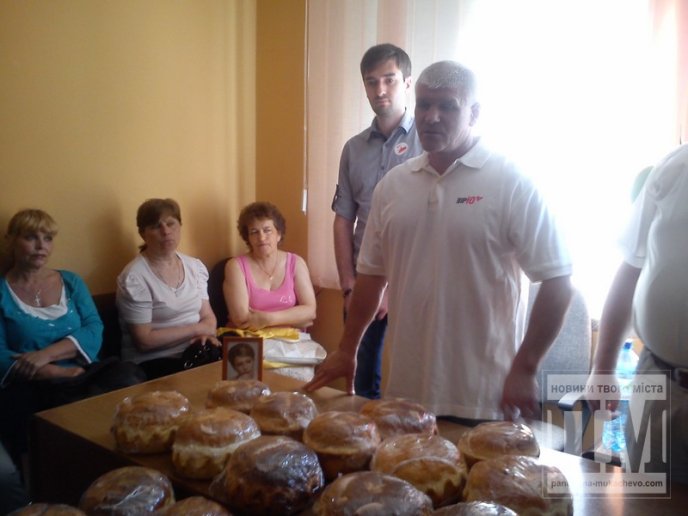 Місцевий осередок ВО "Батьківщина" роздавав безкоштовно паски (ФОТО) – 08