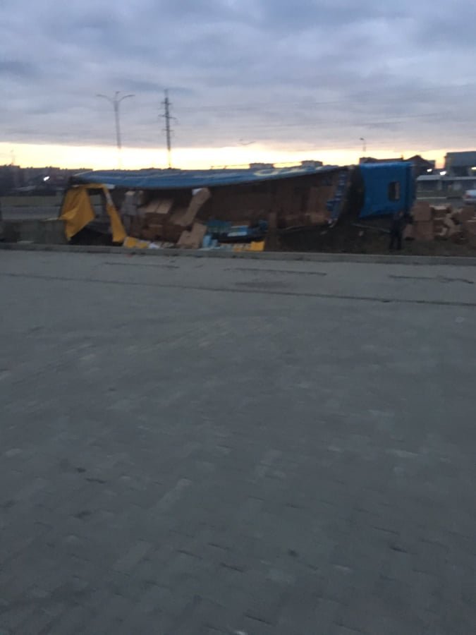 У Мукачеві біля "Епіцентру" перекинулась фура – 02