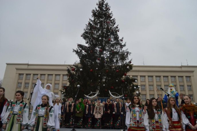 Біля Закарпатської ОДА урочисто відкрили головну ялинку області – 05