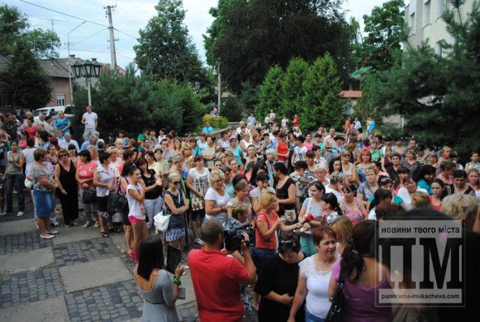 Сьогодні Мукачево мітингувало: сотні жінок перекрили дорогу та вимагали не забирати чоловіків у армію (ФОТО) – 09