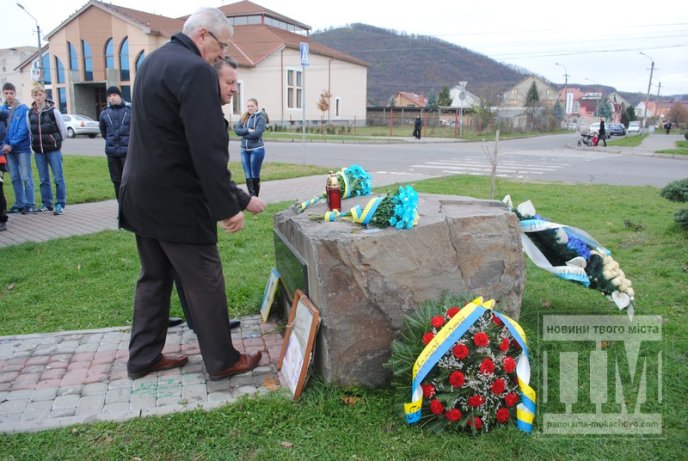У річницю Майдану мукачівці вшанували пам’ять Небесної Сотні (ФОТОРЕПОРТАЖ) – 01