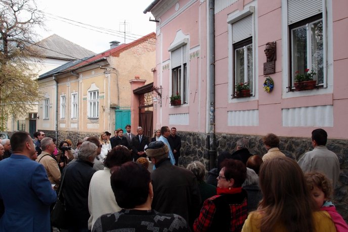 В Ужгороді відкрили пам’ятну дошку видатному краєзнавцю Юрію Саку – 10