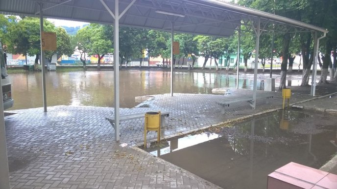 Через сильні зливи затопило автовокзал Сваляви – 04