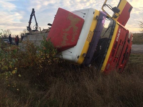 На Іршавщині перекинулась вантажівка з деревиною – 02 На Іршавщині перекинулась вантажівка з деревиною – 02