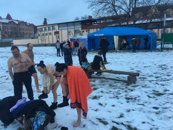 Мукачівці вже занурилися у води Латориці – 01