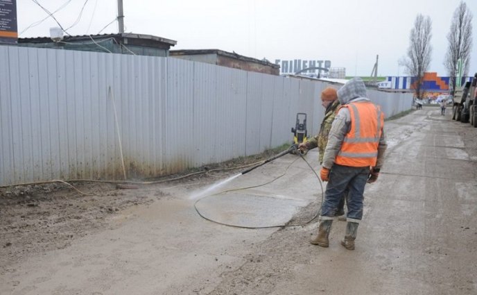 В Ужгороді забудовника оштрафують за те, що вантажівки виїжджали з будівництва із брудними колесами – 19