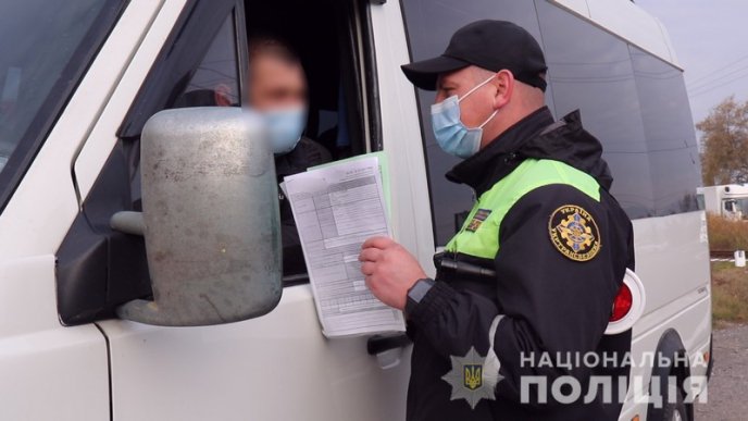 На Закарпатті поліція перевіряє наявність COVID-сертифікатів у пасажирів автобусів – 01
