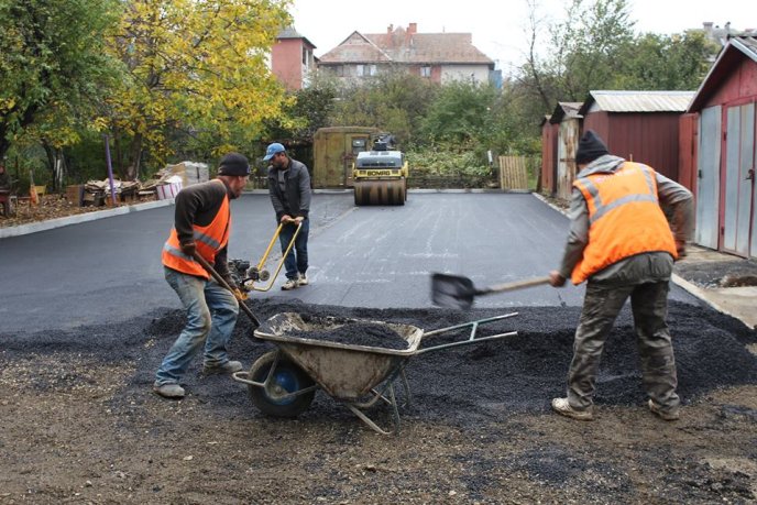 У Мукачеві на вулиці Токаря ремонтують проїзд – 03