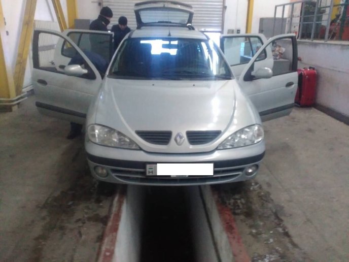 Прикордонники виявили в легковику закарпатця тайники з цигарками – 04