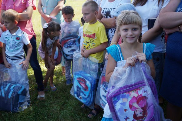 В рамках благодійної акції до Дня знань нові ранці отримали близько 3800 першокласників Тячівщини та Рахівщини – 09 В рамках благодійної акції до Дня знань нові ранці отримали близько 3800 першокласників Тячівщини та Рахівщини – 09