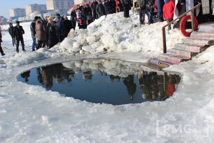 Владика Феодор освятив у Мукачеві воду в річці Латориця – 08
