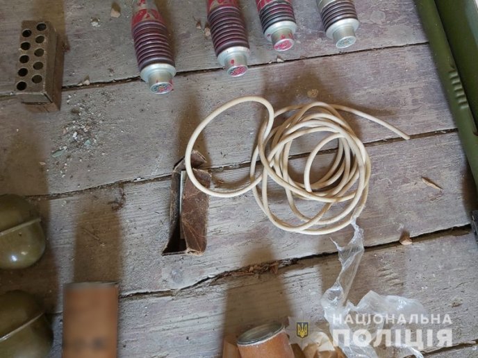 Бійці КОРДу затримали закарпатця, який переховував цілий арсенал засобів ураження – 07