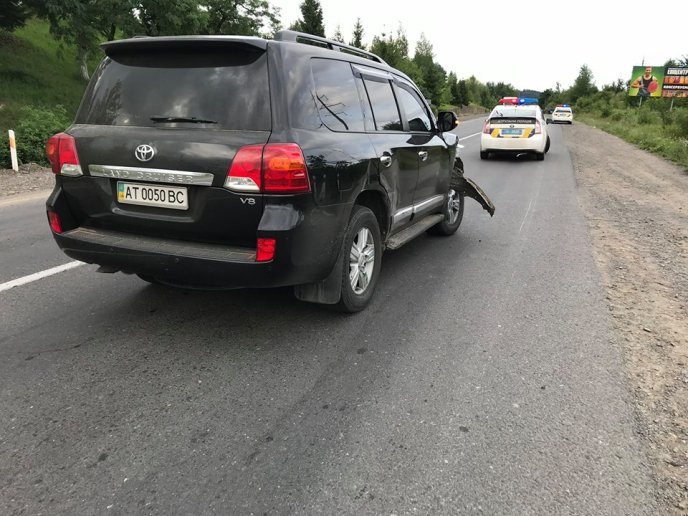 У Мукачеві сталась ДТП: "Toyota Land Cruiser" протаранила "десятку", всередині якої були діти – 03