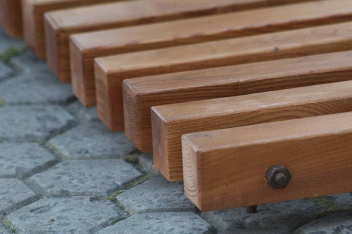 У центрі Мукачева оновлюють лавиці – 09