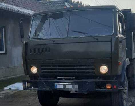 На Тячівщині зупинили КАМАЗ, заповнений деревиною – 02