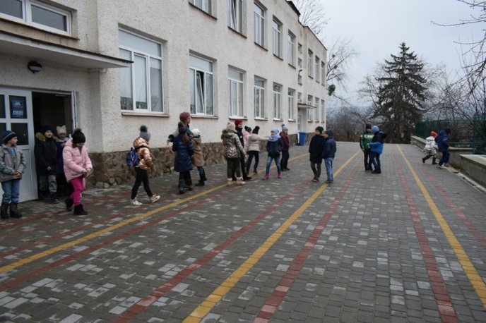 В Ужгороді вимостили бруківкою двір однієї зі шкіл – 01