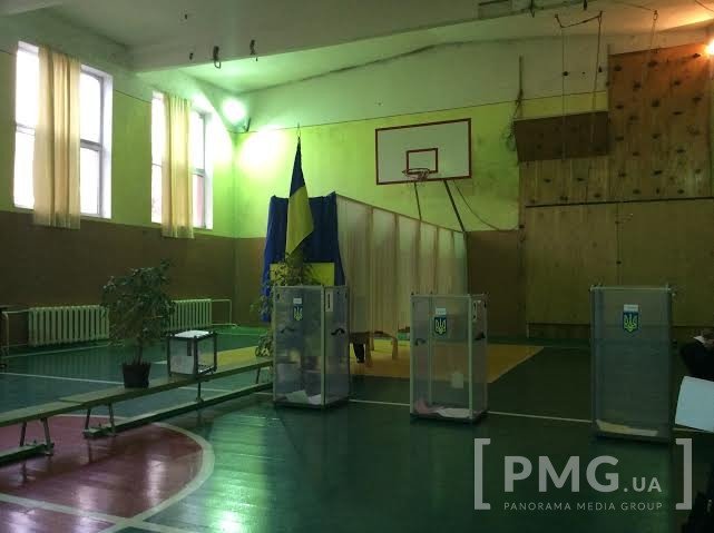 На виборчій дільниці в ЗОШ №16 перші виборці з’явились за 15 хвилин до старту голосування – 06