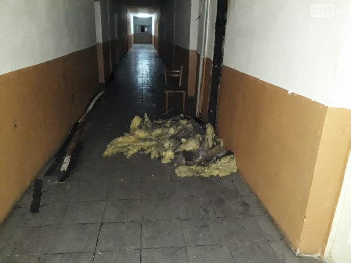 Батьки з дітьми тікали на вулицю: вночі в Ужгороді сталася пожежа в гуртожитку – 05