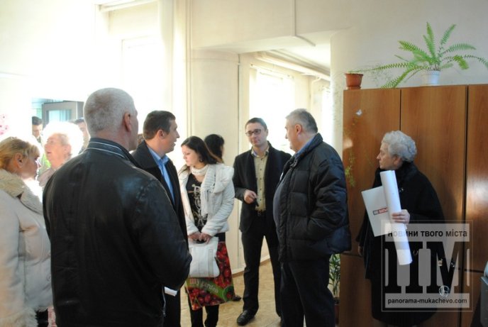 Пікет під Мукачівським міським управлінням Державного казначейства: закриті двері та зниклий керівник (ФОТО,ВІДЕО) – 13 Пікет під Мукачівським міським управлінням Державного казначейства: закриті двері та зниклий керівник (ФОТО,ВІДЕО) – 13