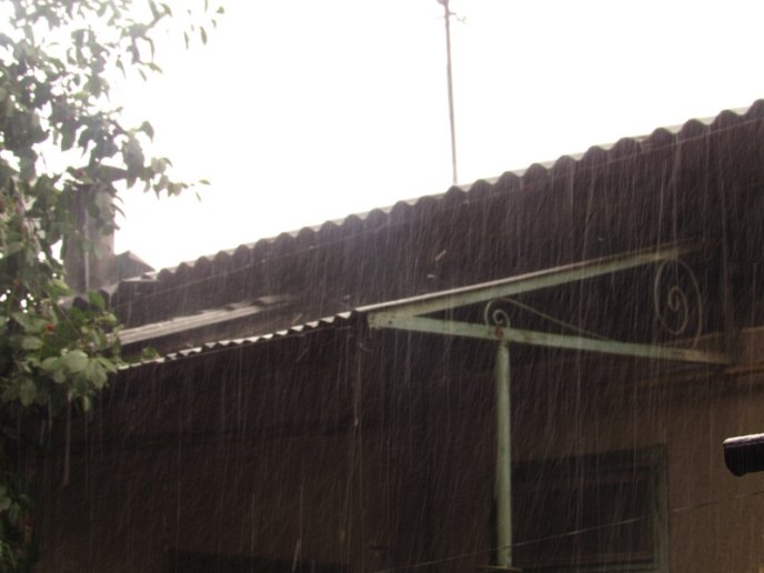 У Мукачеві під час сильної зливи випав град розміром з вишню – 05