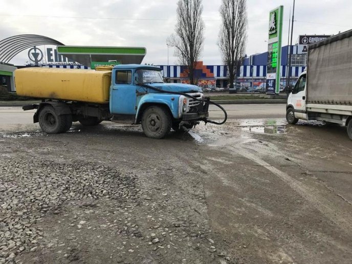 В Ужгороді забудовника оштрафують за те, що вантажівки виїжджали з будівництва із брудними колесами – 17