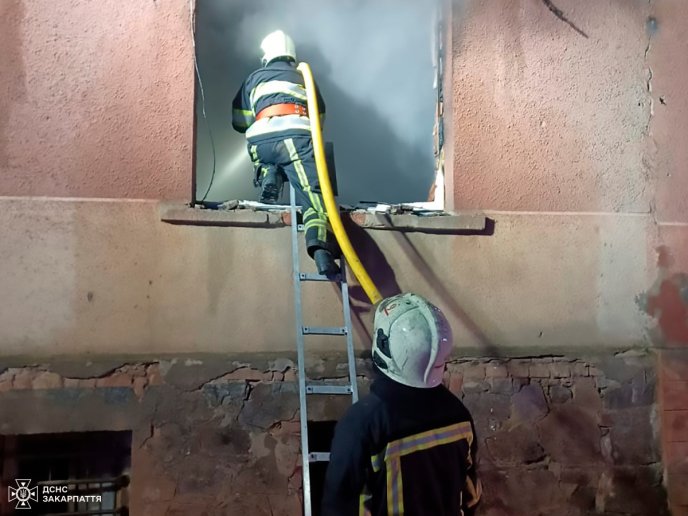 Рано-вранці у Мукачеві горів багатоквартирний будинок – 01 Пожежа у Мукачеві