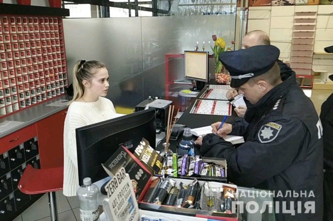 Поліція Ужгорода перевіряє заклади під час карантину – 02 Поліція Ужгорода перевіряє заклади під час карантину – 02