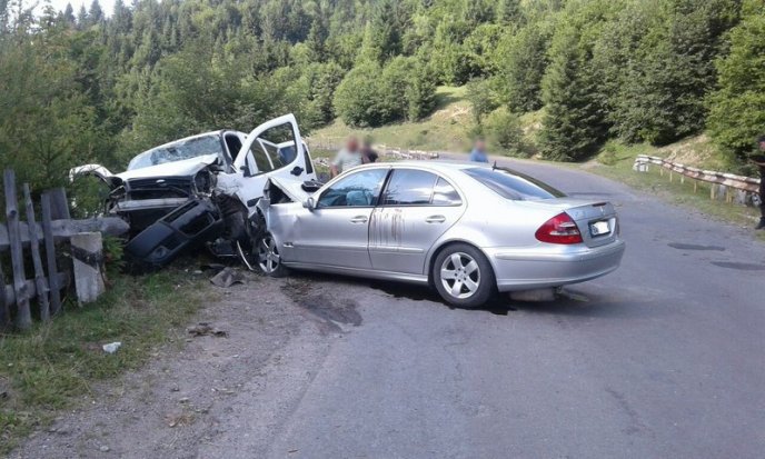 Ввечері сталася жахлива аварія: зіткнулися легковик та мікроавтобус – 03