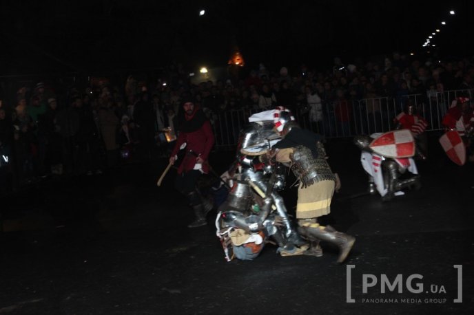 Яскраве святкування Дня святого Мартина у Мукачеві: парад ліхтариків, лицарські бої та вогняне шоу – 100 Яскраве святкування Дня святого Мартина у Мукачеві: парад ліхтариків, лицарські бої та вогняне шоу – 100