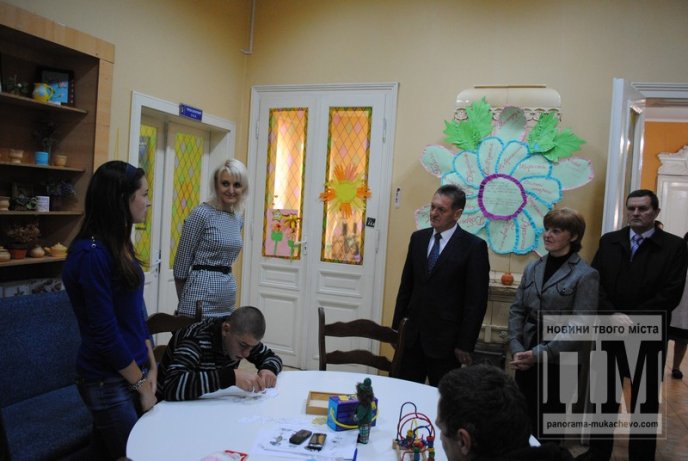 Олександр Ледида відвідав у Мукачеві Обласний центр соціально-психологічної реабілітації дітей та молоді з функціональними обмеженнями (ФОТО) – 13