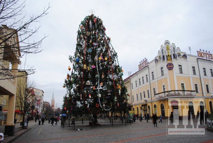 Головну ялинку Мукачева прикрасили дитячими іграшками (ФОТО) – 02