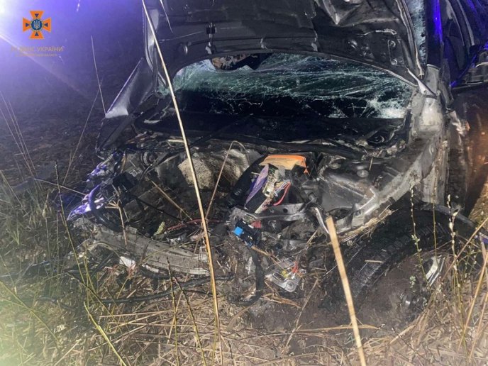 Вночі на залізничному переїзді сталась ДТП. Людей визволяли з понівеченого авто – 02