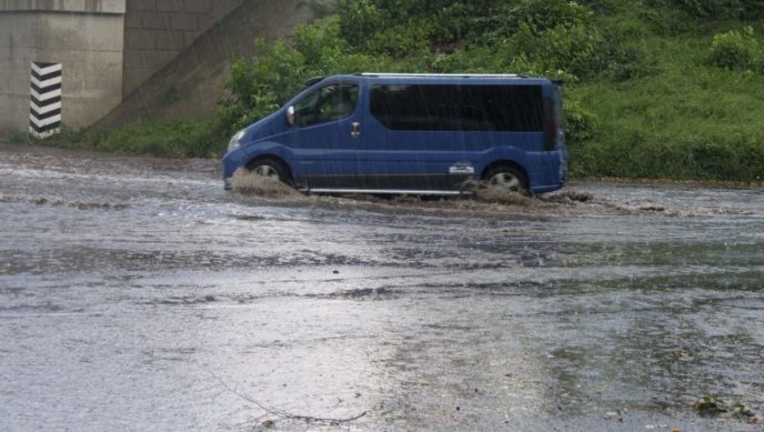 Під час буревію в Ужгороді "плавали" автомобілі – 03