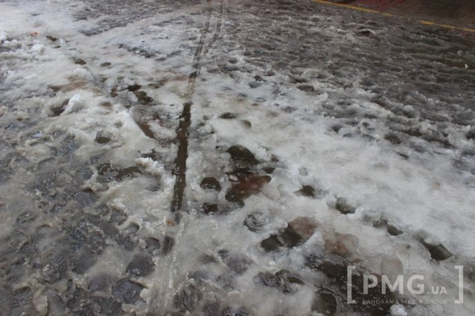 Одна з центральних вулиць Мукачева перетворилась на суцільну калюжу – 23