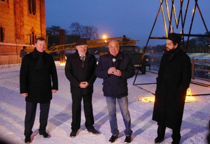 Біля колишньої ужгородської синагоги урочисто запалили ханукальну менору – 05