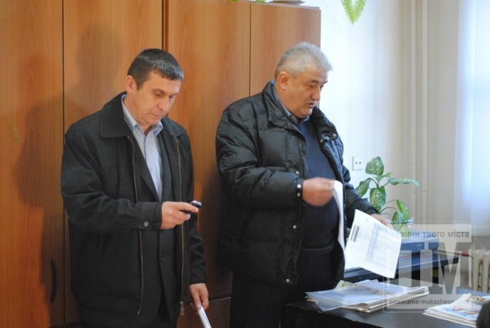 Пікет під Мукачівським міським управлінням Державного казначейства: закриті двері та зниклий керівник (ФОТО,ВІДЕО) – 17 Пікет під Мукачівським міським управлінням Державного казначейства: закриті двері та зниклий керівник (ФОТО,ВІДЕО) – 17