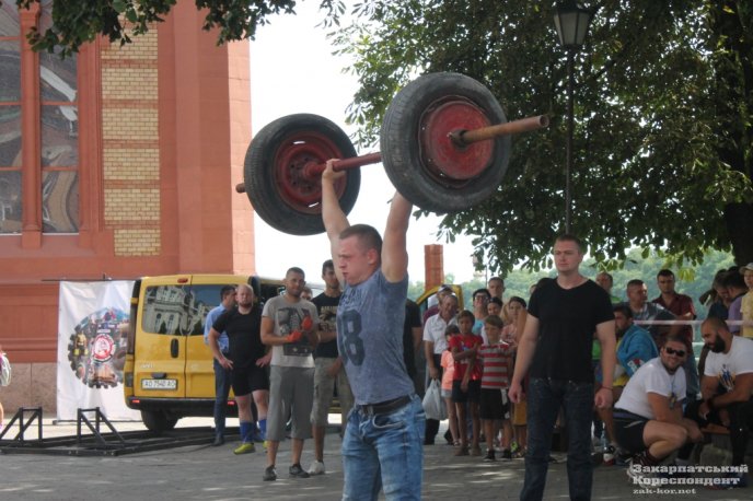 В Ужгороді визначали найсильніших богатирів – 02